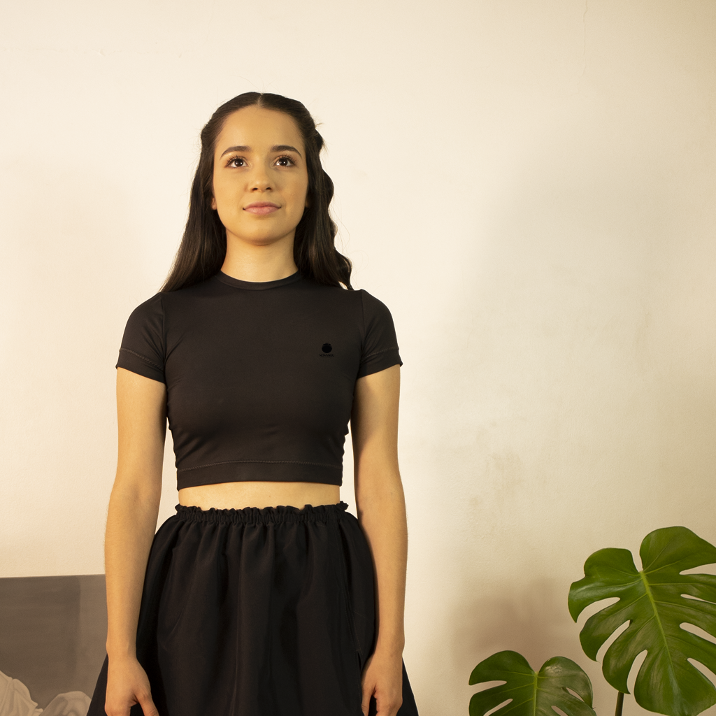Crop top NOVA-02 NOVANEU color negro frente
