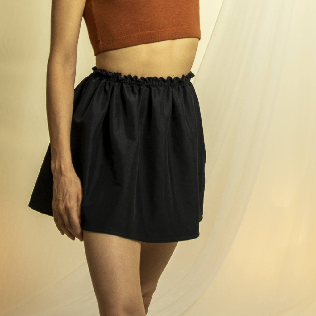 Falda NOVA-01 NOVANEU color negro vista frontal